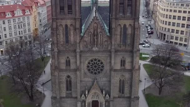 ゴシック様式の教会の空中風景。ドローン飛行からの歴史的建造物や宗教的な建物. — ストック動画