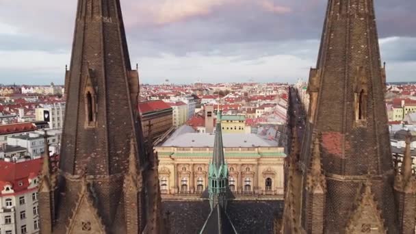 Volo aereo tra le due torri della chiesa neogotica nella piazza centrale della città. — Video Stock