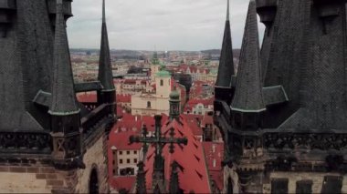 Central City Meydanı 'ndaki Neo Gotik Kilisesi' nin iki kulesi arasındaki uçuş..