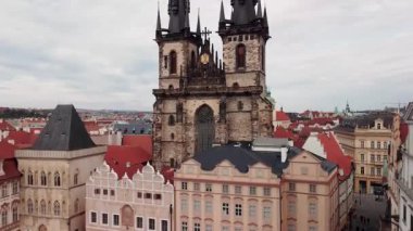 Gotik kilisenin havadan görünüşü. İnsansız hava aracı uçuşundan tarihi anıt ve dini yapı.