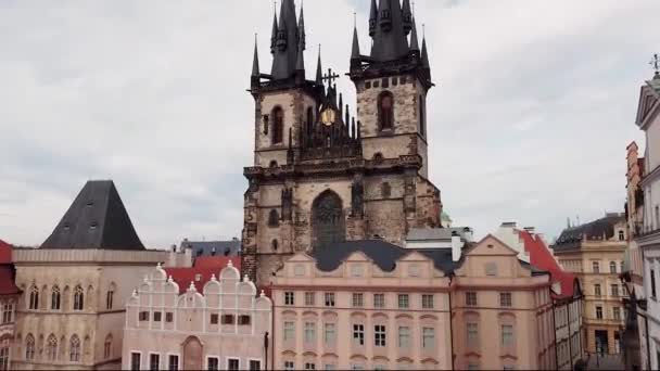 Голуби літають над порожньою головною міською площею Праги, на фоні готичного костюму.. — стокове відео