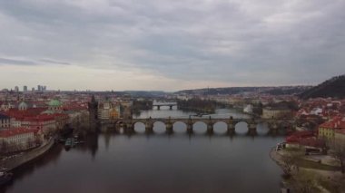 Vltava nehri üzerindeki Prag Charles Köprüsü 'nün bulutlu günbatımında havadan görünüşü. Prag 'ın Eski Kenti, Çek Cumhuriyeti.