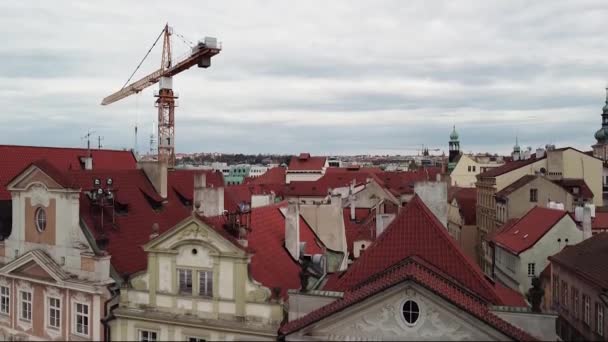 Żuraw budowlany w środku miasta ze starą, piękną architekturą. Urządzenia budowlane. Widok z lotu ptaka. — Wideo stockowe