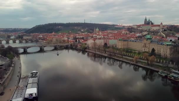 Vista de drone para barco a motor navegando no rio Vltava no dia nublado. — Vídeo de Stock