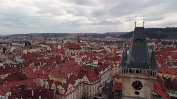 Hermosa vista del dron sobre la Plaza de la Ciudad Vieja de Praga con arquitectura antigua y la Torre del Reloj Astronómico de Praga. — Vídeo de stock