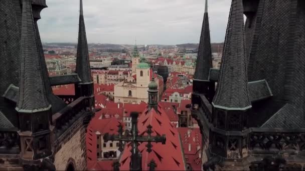 Vol aérien entre les deux tours de l'église néogothique sur la place centrale de la ville. — Video