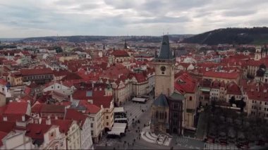 Prag Eski Şehir Meydanı 'nın üzerinde eski mimarisi ve Prag Astronomik Saat Kulesi ile güzel drone manzarası.