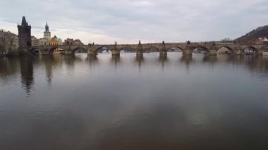 Vltava nehri üzerindeki Prag Charles Köprüsü 'nün bulutlu günbatımında havadan görünüşü. Prag 'ın Eski Kenti, Çek Cumhuriyeti.
