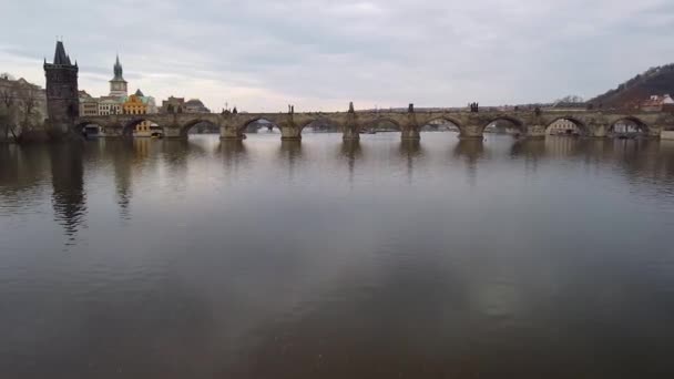 Veduta aerea del Ponte Carlo di Praga sul fiume Moldava al tramonto nuvoloso. Città Vecchia di Praga, Repubblica Ceca. — Video Stock