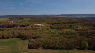 İrlanda 'nın Offaly ilçesindeki Kinnitty köyü yakınlarındaki Slieve Bloom Dağları üzerinde insansız hava aracı uçuşu..