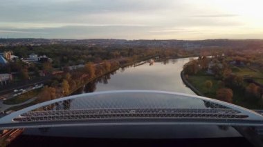 Prag 'daki Vltava Nehri' nin üzerinden geçen modern köprünün hava manzarası..