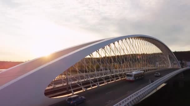 Vista aérea del puente moderno con coches de montar sobre el río Moldava en Praga. — Vídeos de Stock