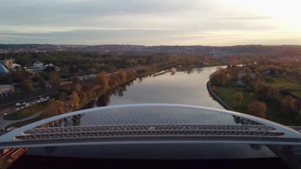 Prag 'daki Vltava Nehri' nin üzerinden geçen modern köprünün hava manzarası.. — Stok video