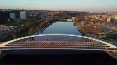 Prag 'daki Vltava Nehri' nin üzerinden geçen modern köprünün hava manzarası..