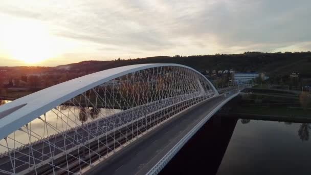 Vista aerea superiore del ponte moderno con auto a cavallo sul fiume Moldava a Praga. — Video Stock