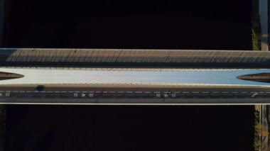 Prag 'daki Vltava Nehri' nin üzerinden geçen modern köprünün hava manzarası..