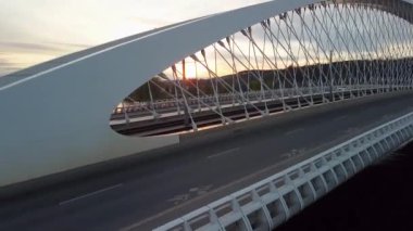 Prag 'daki Vltava Nehri' nin üzerinden geçen modern köprünün hava manzarası..