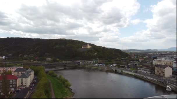 Vol au-dessus de la rivière dans la ville avec autoroute, rochers et château. — Video