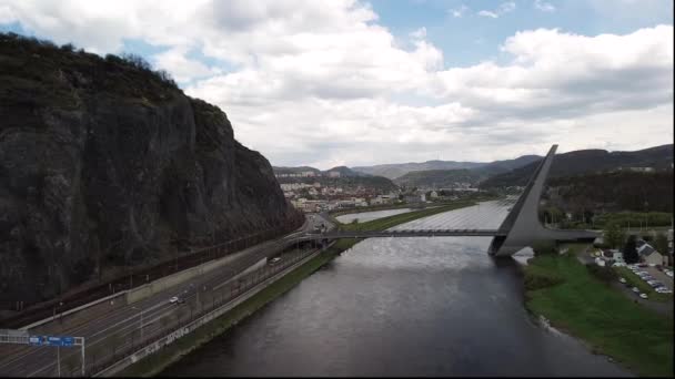 Vol au-dessus de la rivière dans la ville avec autoroute, rochers et château. — Video