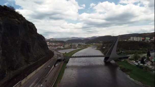 Vol au-dessus de la rivière dans la ville avec autoroute, rochers et château. — Video