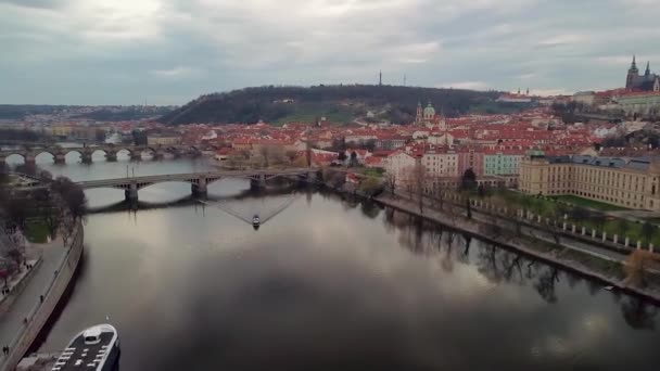 Pohled z dronu na motorový člun plachtění na řece Vltavě za oblačného dne. — Stock video