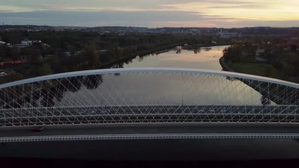 Luftaufnahme einer modernen Brücke mit Fahrwagen über die Moldau in Prag. — Stockvideo