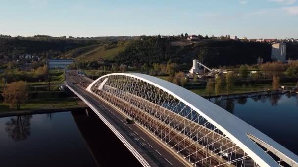 Vista aerea superiore del ponte moderno con auto a cavallo sul fiume Moldava a Praga. — Video Stock