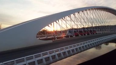 Prag 'daki Vltava Nehri' nin üzerinden geçen modern köprünün hava manzarası..