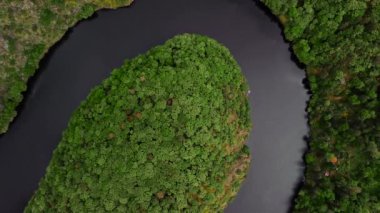 Maj 'ın bakış açısından at nalı gibi doğal Vltava nehrinin havadan görünüşü.