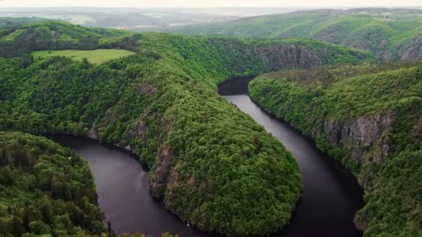 Aerial top view of natural canyon Vltava river like a horseshoe shape from Maj viewpoint. — Stock Video