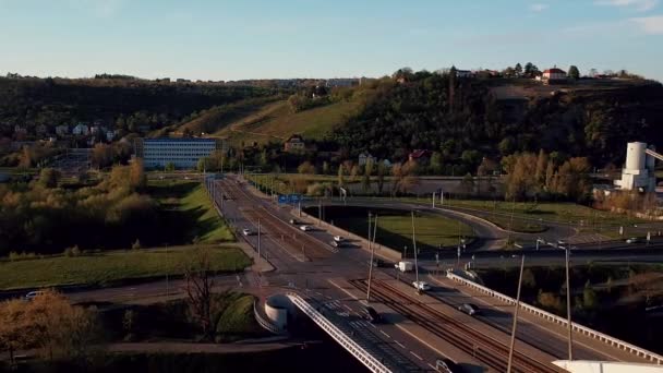 Prag 'daki Vltava Nehri' nin üzerinden geçen modern köprünün hava manzarası.. — Stok video