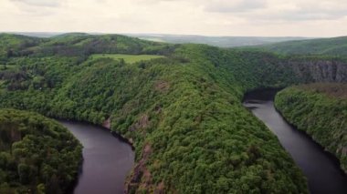 Maj 'ın bakış açısından at nalı gibi doğal Vltava nehrinin havadan görünüşü.