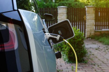 Elektrikli araba şarj istasyonu. Modern elektrikli araba şarj ediliyor..
