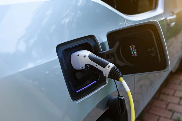 充電されている現代の電気自動車に接続された電源. — ストック写真