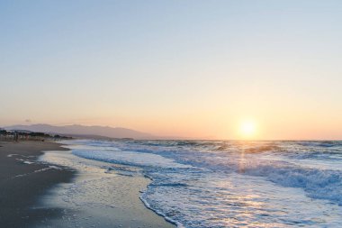 Sabah Ege Denizi üzerinde güzel bir gün doğumu ya da gün batımı.