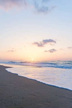 Sabah Ege Denizi üzerinde güzel bir gün doğumu ya da gün batımı.