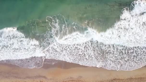 Αεροφωτογραφία από drone της όμορφης τροπικής παραλίας με όμορφη καθαρή άμμο και γαλαζοπράσινα κύματα στη θάλασσα. — Αρχείο Βίντεο