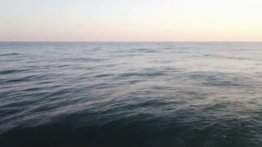 Güzel tropikal kumsalın insansız hava aracı görüntüsü. Güzel, temiz kum ve denizde turkuaz dalgalar..