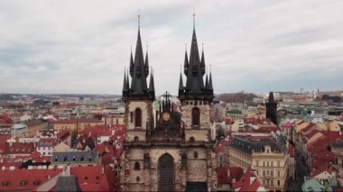 Gündoğumunda Tyn Church 'le Prag' daki eski meydanda. Popüler turistik cazibe.