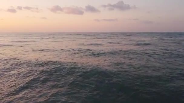 Flygfoto från drönare av vacker tropisk strand med vacker ren sand och turkosa vågor till havs. — Stockvideo