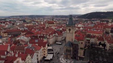 Prag Eski Şehir Meydanı 'nın üzerinde eski mimarisi ve Prag Astronomik Saat Kulesi ile güzel drone manzarası.