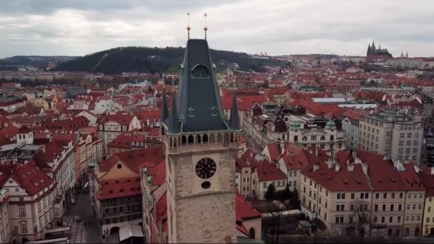 Hermosa vista del dron sobre la Plaza de la Ciudad Vieja de Praga con arquitectura antigua y la Torre del Reloj Astronómico de Praga. — Vídeo de stock