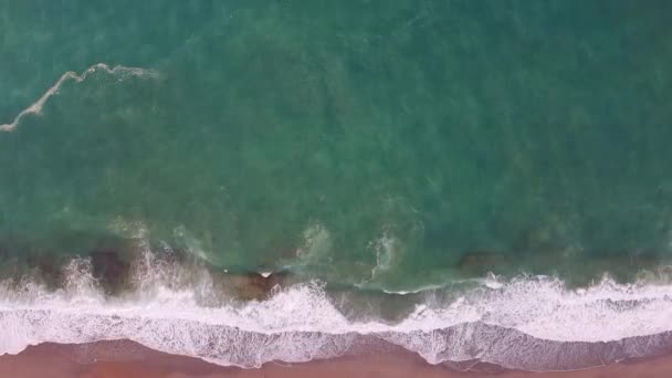 Ondas de mar tempestuosas poderosas na vista superior do tiro do drone. Praia de areia e mar com ondas brancas espumosas. — Vídeo de Stock