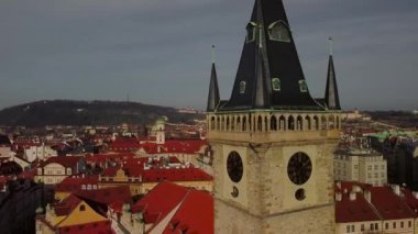Prag Eski Şehir Meydanı 'nın üzerinde eski mimarisi ve Prag Astronomik Saat Kulesi ile güzel drone manzarası.