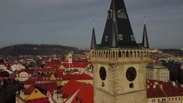 Hermosa vista del dron sobre la Plaza de la Ciudad Vieja de Praga con arquitectura antigua y la Torre del Reloj Astronómico de Praga. — Vídeos de Stock