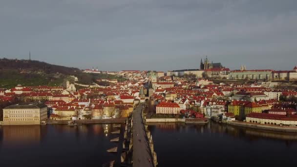 Widok z lotu ptaka na praską starówkę i Most Karola nad Wełtawą o zachodzie słońca. Stare Miasto Praga, Czechy. — Wideo stockowe