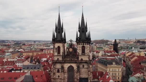 Praga vecchia piazza centrale con Tyn Chiesa all'alba. Attrazione turistica popolare. — Video Stock