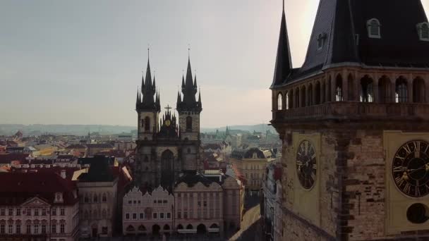 Praga centralny stary plac z Tyn Kościoła o wschodzie słońca. Popularna atrakcja turystyczna. — Wideo stockowe