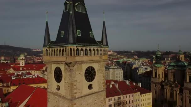 Hermosa vista del dron sobre la Plaza de la Ciudad Vieja de Praga con arquitectura antigua y la Torre del Reloj Astronómico de Praga. — Vídeo de stock