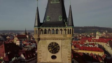Prag Eski Şehir Meydanı 'nın üzerinde eski mimarisi ve Prag Astronomik Saat Kulesi ile güzel drone manzarası.